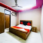 Roomshala 121 Hotel Classic -Hazrat Nizamuddin Railway Station
